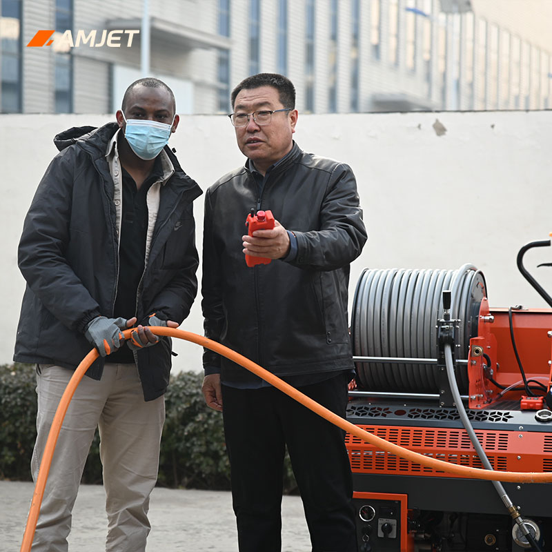 産業用高圧下水管清掃機の現場試験|AMJET社事例研究