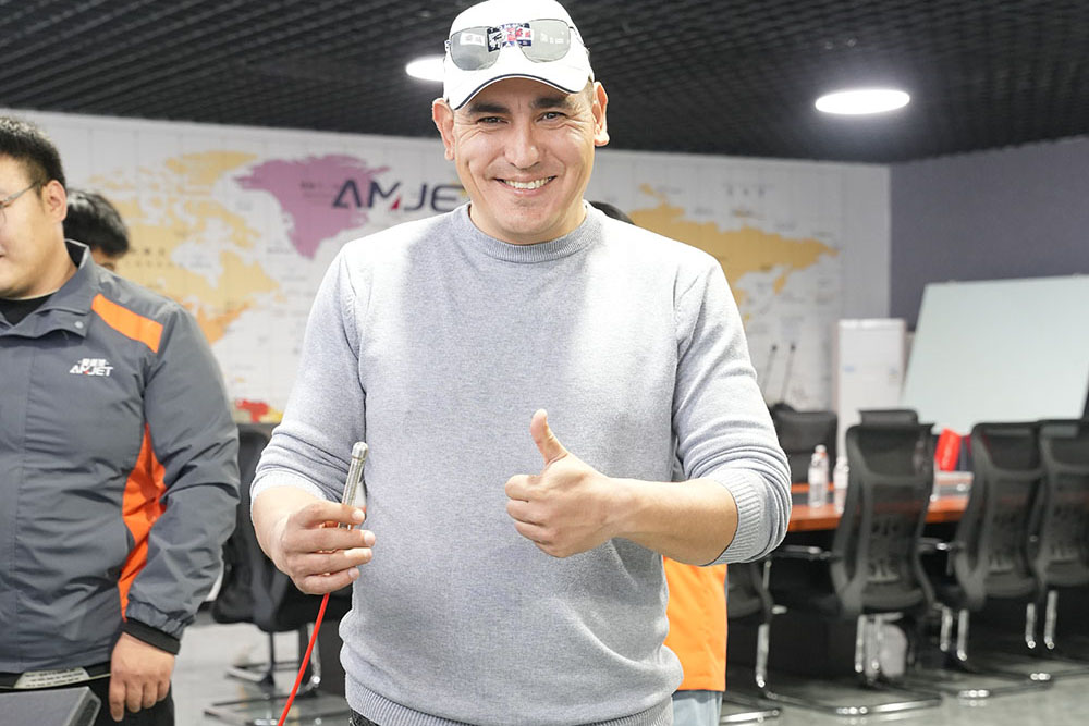 Des plombiers du monde entier visitent l'usine AMJET pour constater par eux-mêmes la qualité des produits.