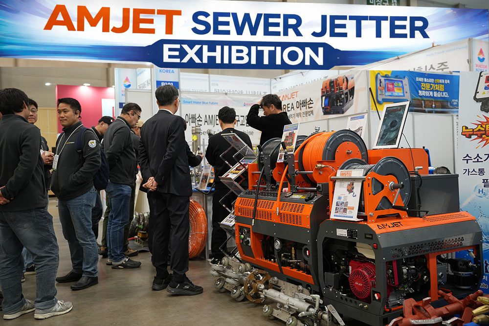 plumbers discussing sewer jetter technology at amjet exhibition.jpg