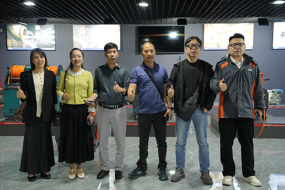 Vietnamgo bezero bat AMJET fabrikako taldearen argazkia bisitatzen ari da estolderia-ihinztagailuaren bisitan.jpg