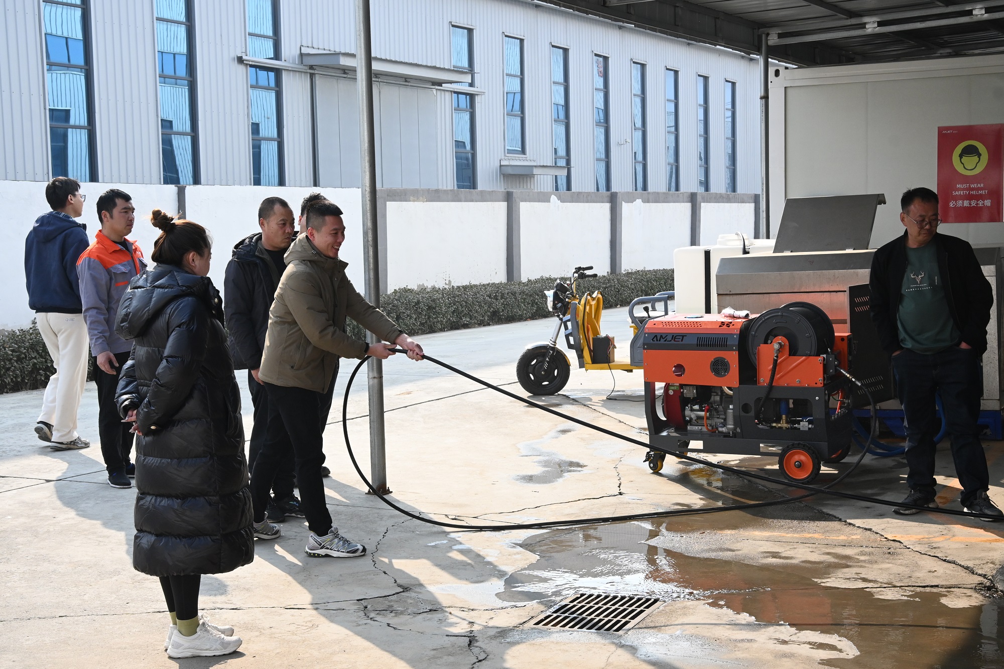 Amjet-ek industriako gonbidatu garrantzitsuak hartzen ditu estolderia garbitzeko makina proba arrakastatsu baterako