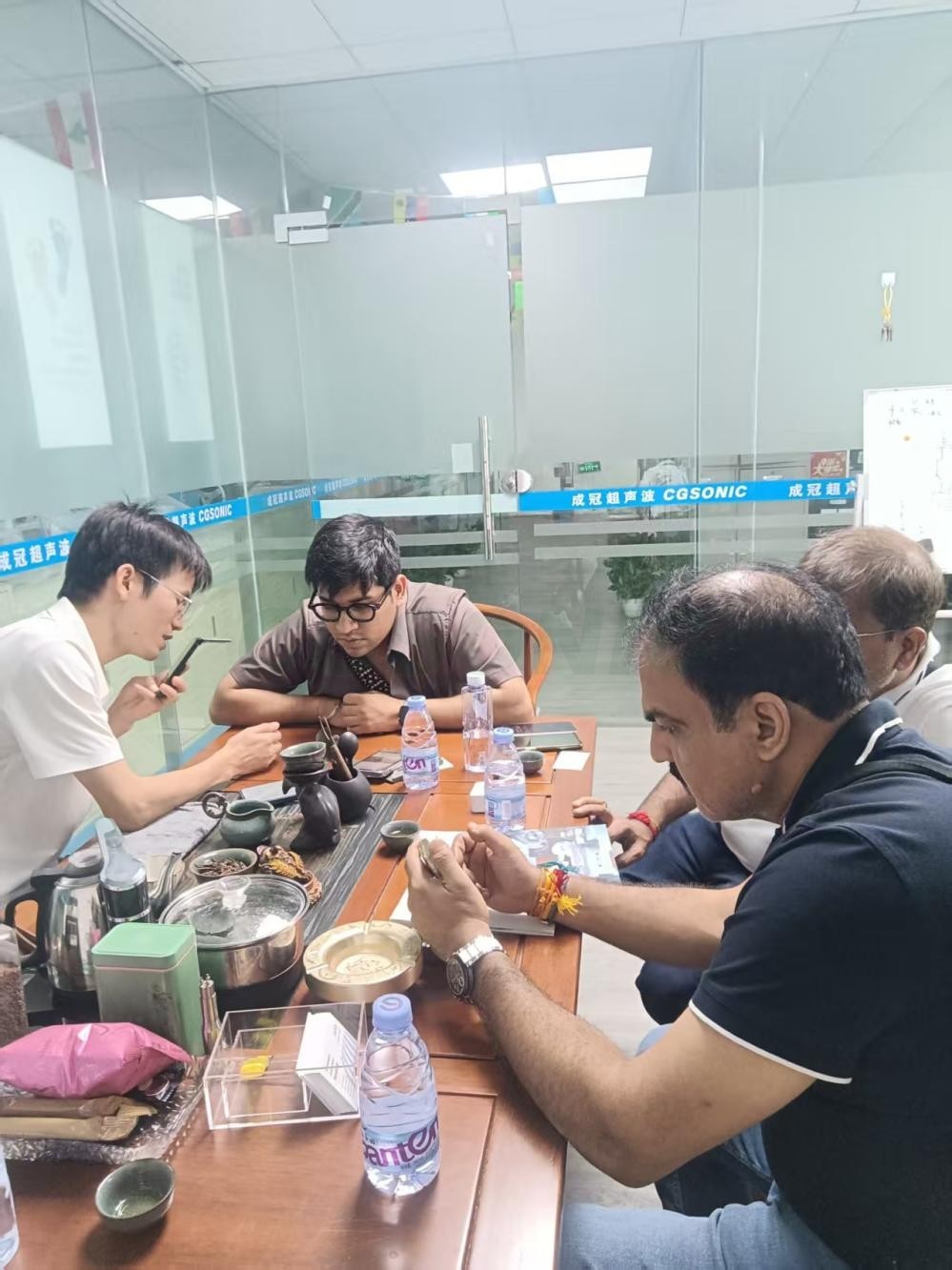 Indian customers visited the " Chengguan Intelligent Ultrasonic " factory to exchange ideas and discuss cutting-edge technologies in the industry
