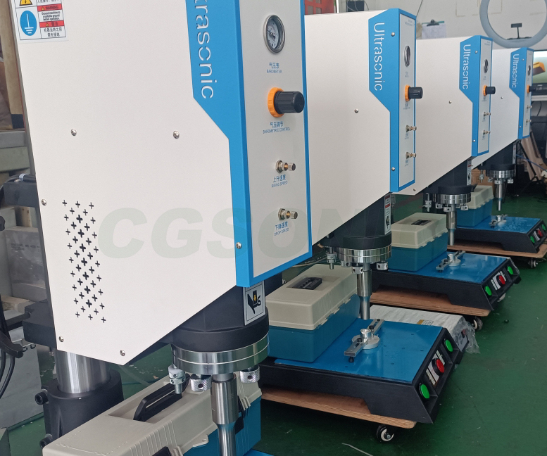 How can the amplitude of an ultrasonic welding machine be adjusted?