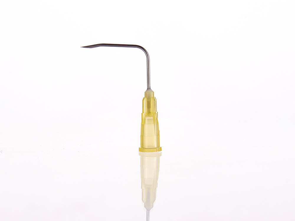 90-Degree curved Huber needle with luer lock hub