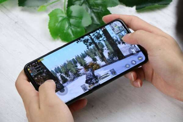 Can You Charge a Phone and Use It at the Same Time Without Damaging the Battery?