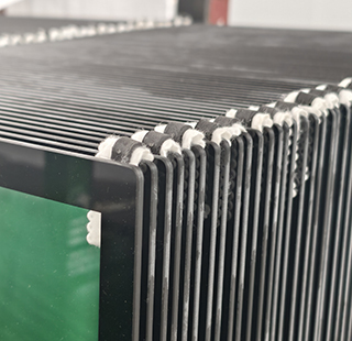 Jenseits der Oberfläche: Kunst und Wissenschaft der Präzisionskantenbearbeitung von Deckglas