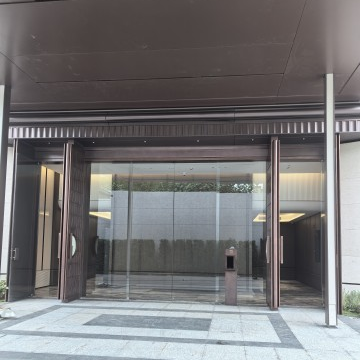 A semi-arc-shaped courtyard gate made of hand-forged purple copper
