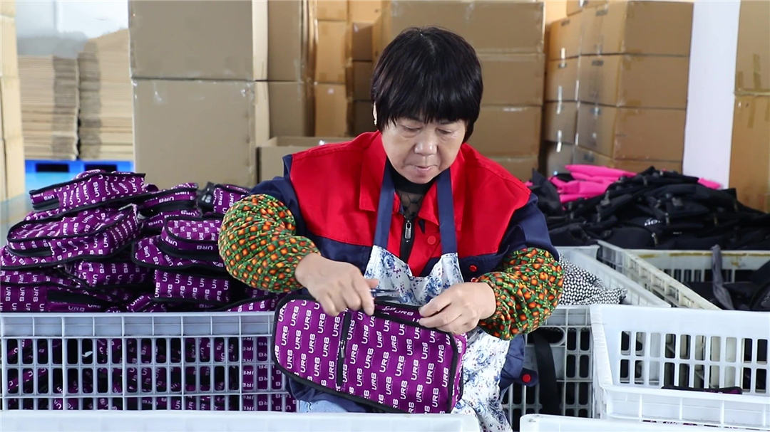 Luggage factory production process-checking