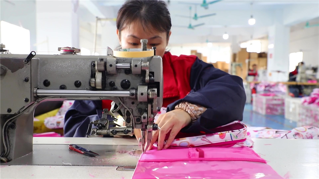 Luggage factory production process-