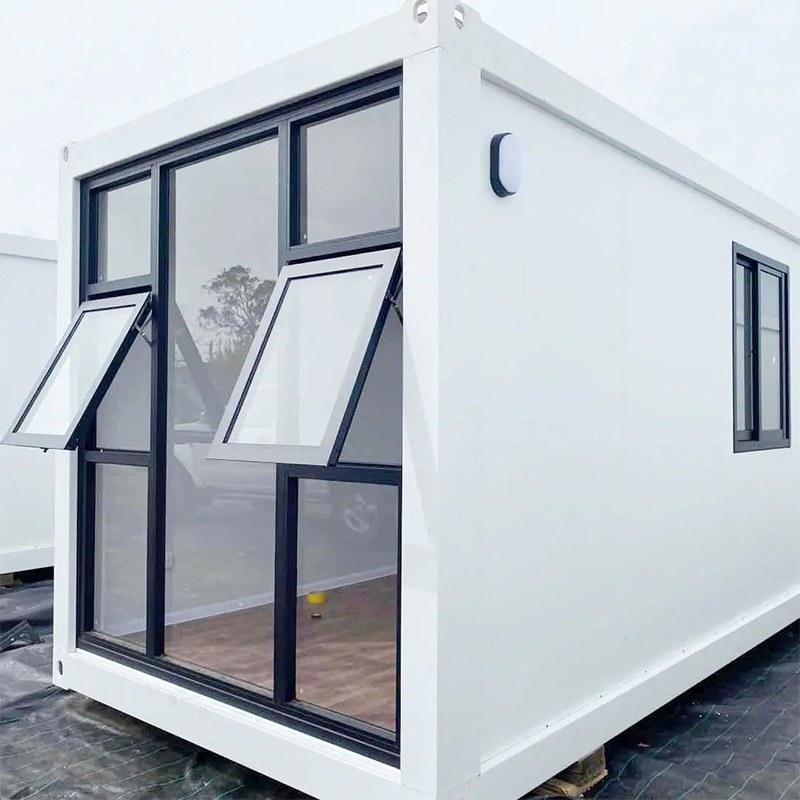maison conteneur d'installation sur le terrain