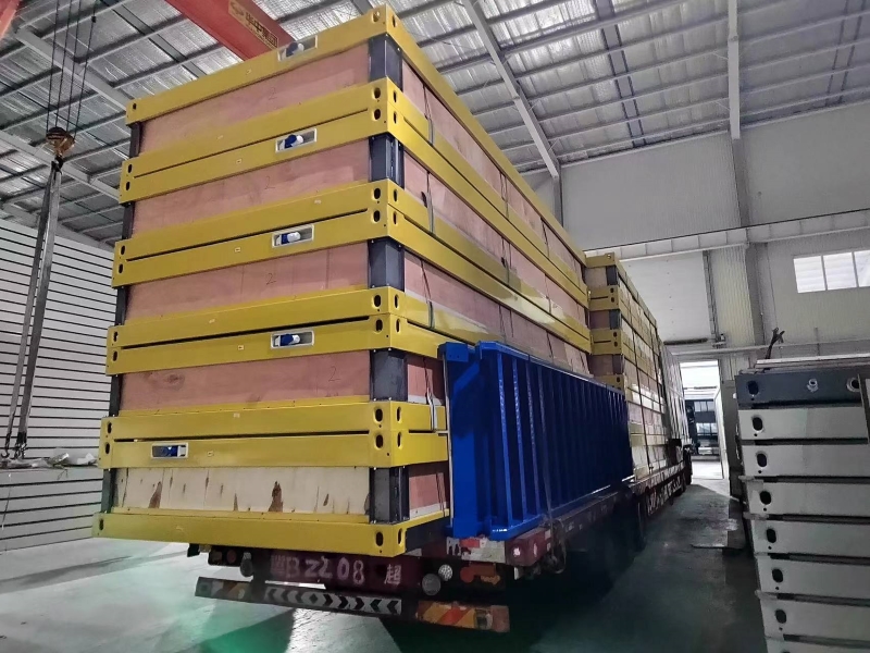 Packkisten auf LKW verladen.jpg