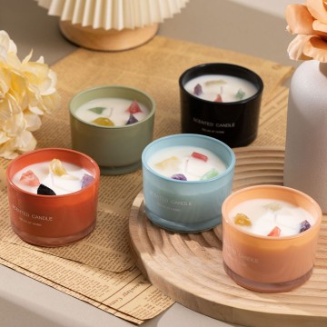 Lilin beraroma dihiasi dengan batu kristal