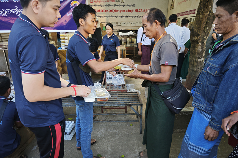 Charity Event Delivers 2,000 Lunch Boxes to Those in Need