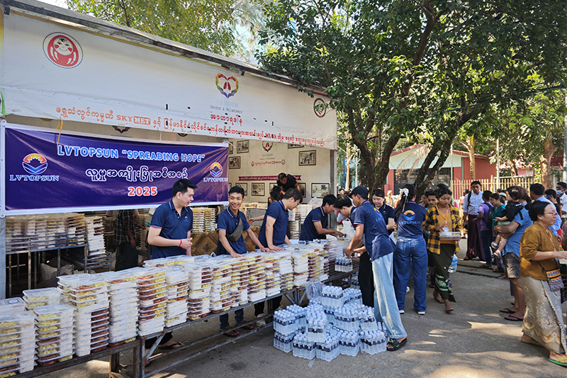 Charity Event Delivers 2,000 Lunch Boxes to Those in Need