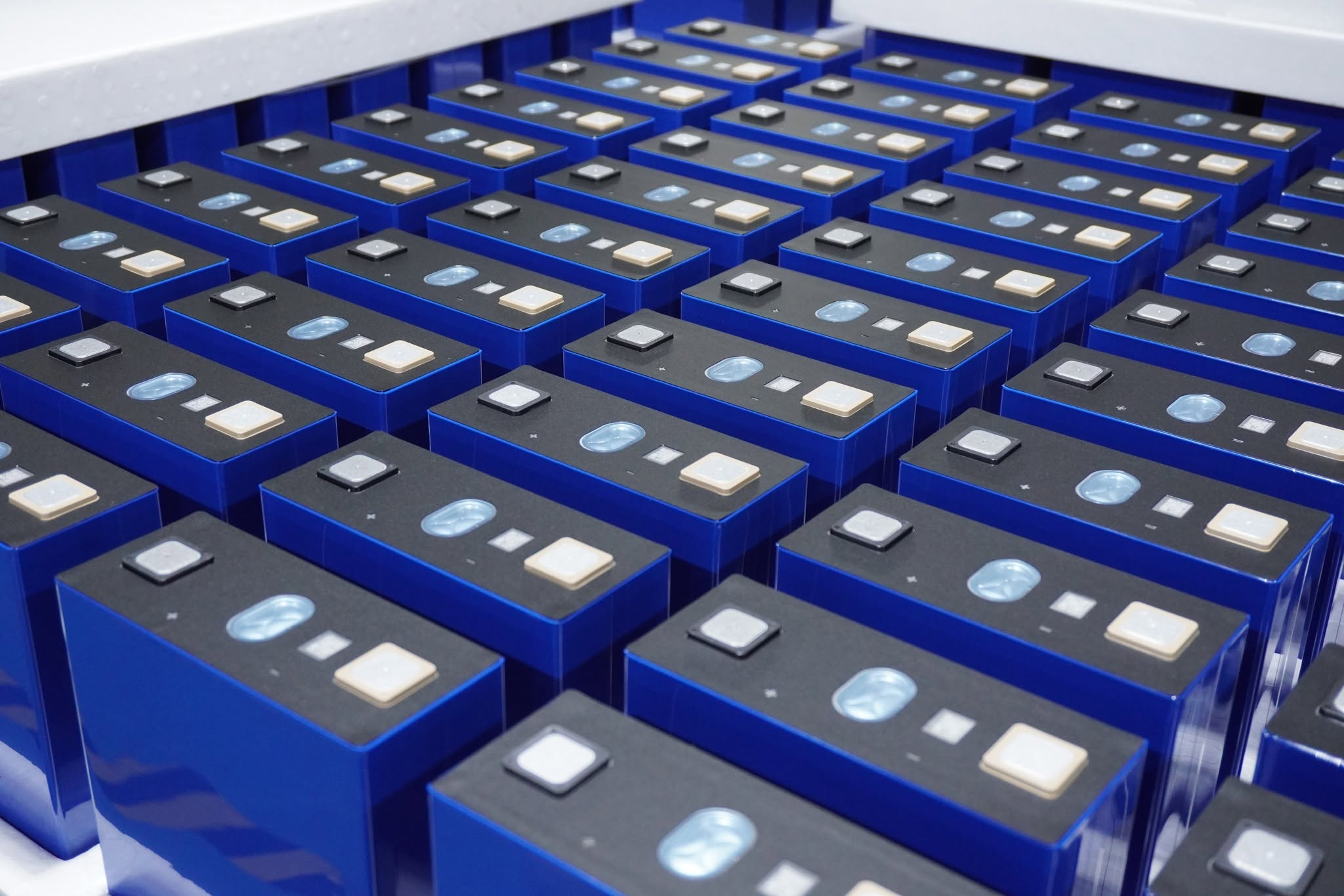 Energy Storage Battery Balancing Technology Analysis: How LVTOPSUN Improves LiFePO₄ Energy Storage System Safety and Lifespan Through Intelligent BMS