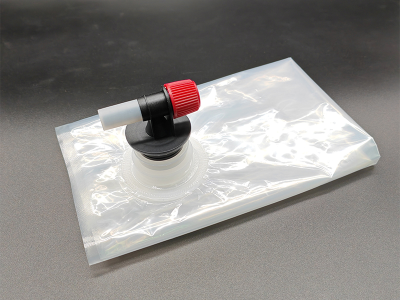 saco plástico transparente para água dentro de caixa-1