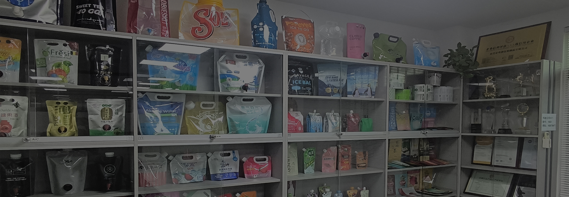 Aké sú environmentálne požiadavky a bezpečnostné opatrenia pre skladovanie vákuovo uzavretých hliníkových fóliových vrecúšok?