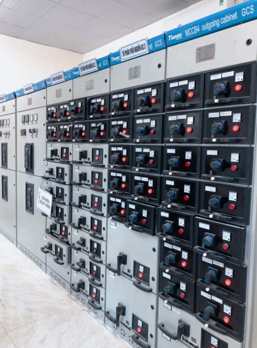  GCS low-voltage withdrawable type switchgear — the reference configuration used to anchor the comparison across the four Chinese frame types.