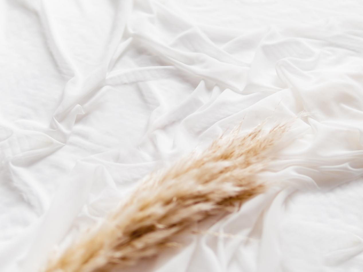 ¿Por qué la ropa blanca pierde brillo tras el lavado industrial?