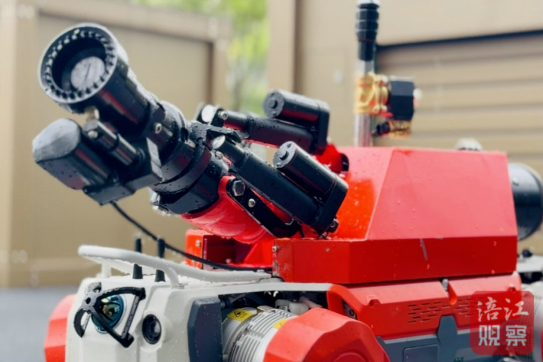 robot-team-debuts-experts-in-patrol-firefighting-and-rescue