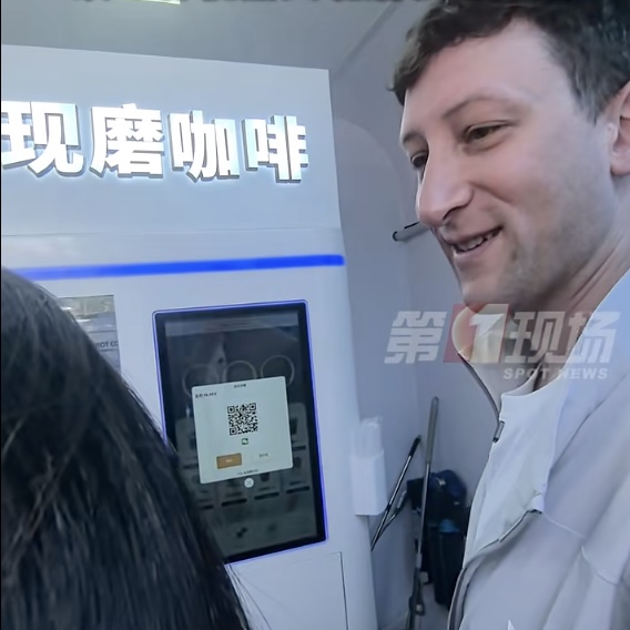 American youth Evan Kyle experiences Anno AI coffee robot in Shenzhen: Witness Shenzhen's technological innovation in 50 seconds