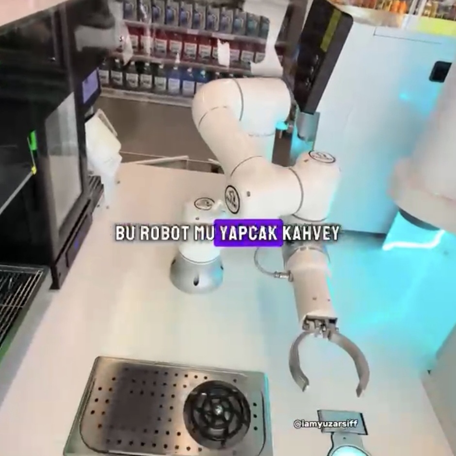 Anno AI Robot Latte Art Coffee Printing Bar Revolutionizes Coffee Service at Istanbul Gas Station