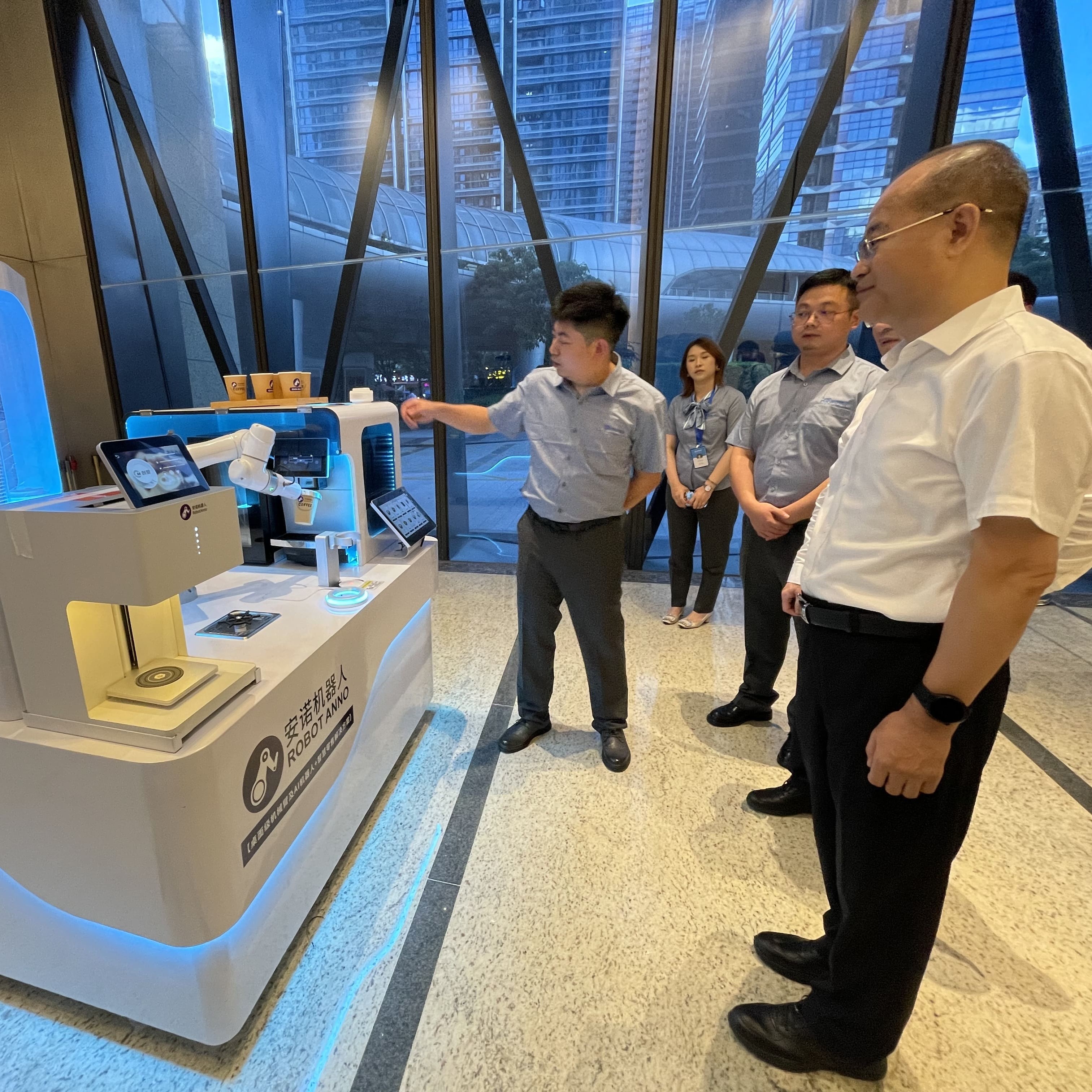 Director Wang Zhihua Visits Chuangmao Headquarters and Experiences Anno Robot