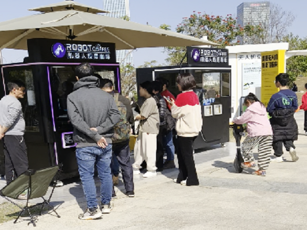 Anno AI Coffee Robot is stationed at Shenzhen North Railway Station...