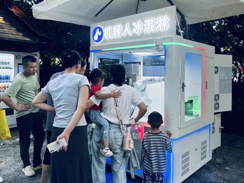closed ice cream kiosk1.jpg