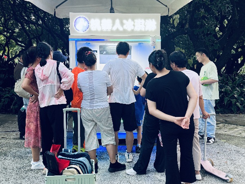 closed ice cream kiosk2.jpg