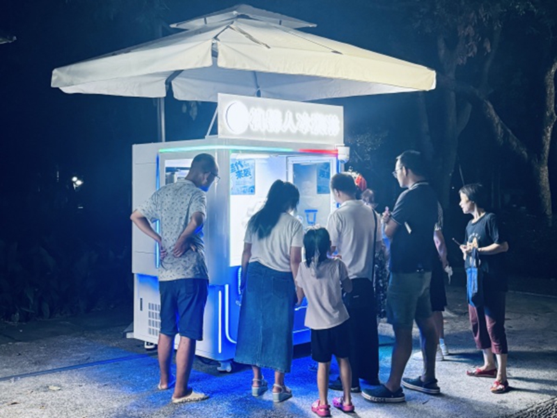 closed ice cream kiosk4.jpg