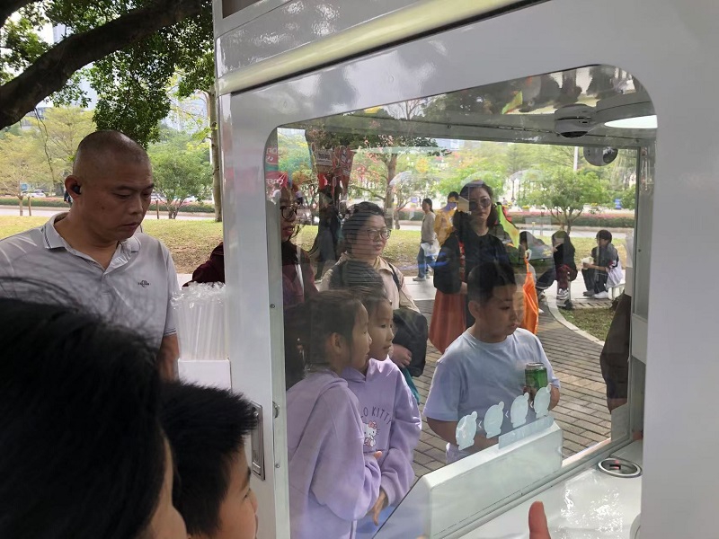 Robot Coffee Kiosk at Shenzhen2.jpg