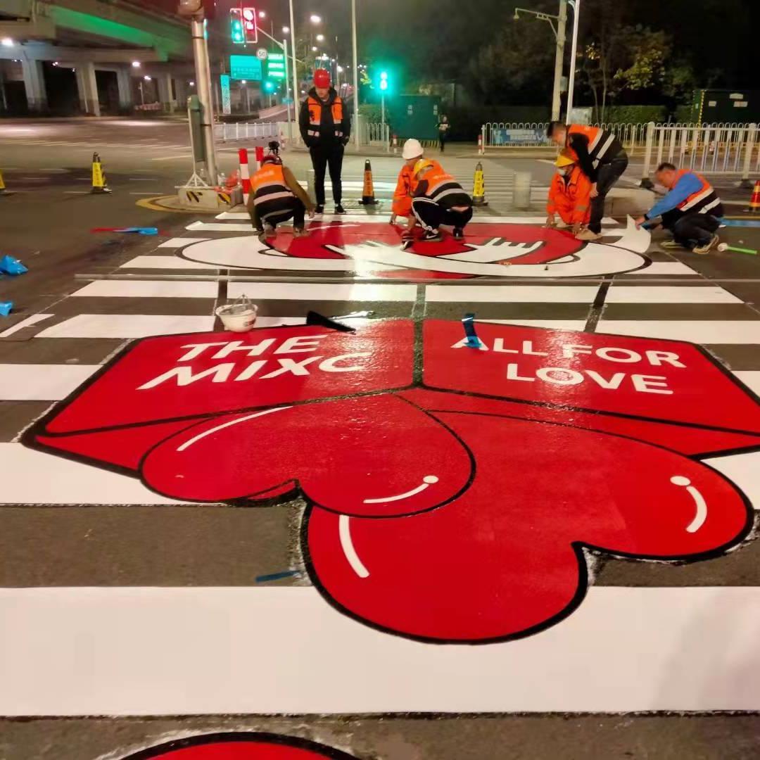 Pre-formed sign - Love zebra crossing appeared in Ganzhou, Jiangxi Province
