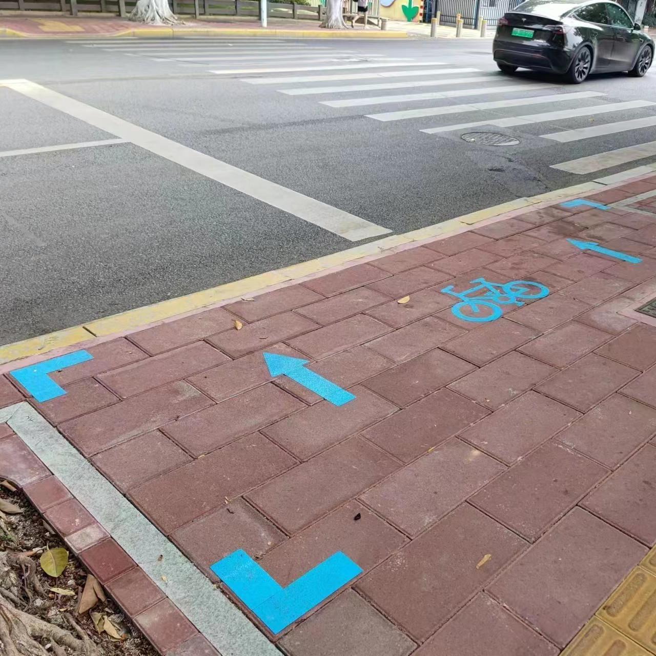 Urban non-motor vehicle parking space zoning - pre-formed reflective marking