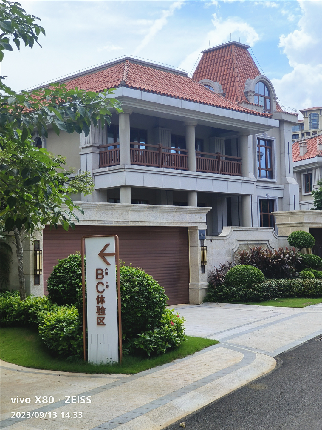 Suozhe Doors and Windows Aesthetic and Practical Solutions for a Sanya Villa (2)