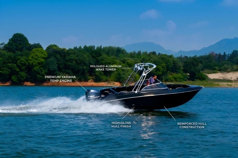 1 Obsidian Black 21 pieds Outboard Sport Bowrider avec tour de wakeboard – Bateau à moteur haute performance pour les sports nautiques et la famille