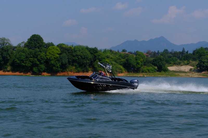 2 Obsidian Black 21 pieds Outboard Sport Bowrider avec tour de wakeboard – Bateau à moteur haute performance pour les sports nautiques et la famille
