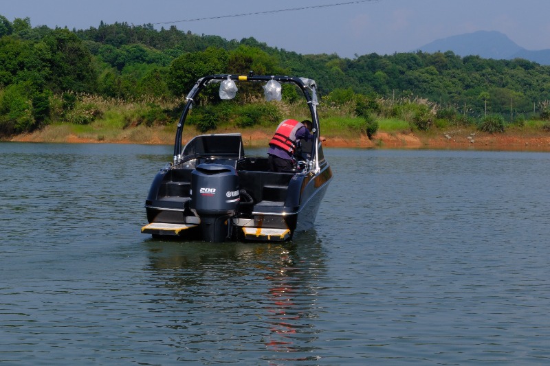 3 Obsidian Black 21 pieds Outboard Sport Bowrider avec tour de wakeboard – Bateau à moteur haute performance pour les sports nautiques et la famille