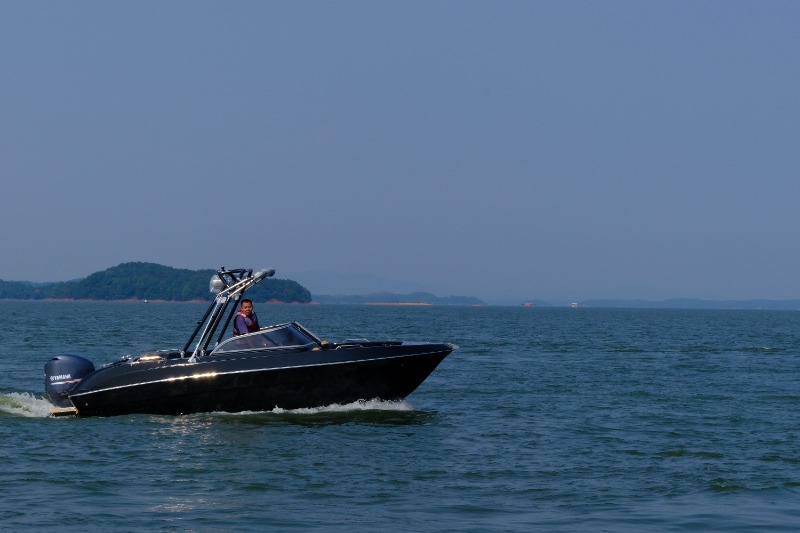 5 Obsidian Black 21 pieds Outboard Sport Bowrider avec tour de wakeboard – Bateau à moteur haute performance pour les sports nautiques et la famille