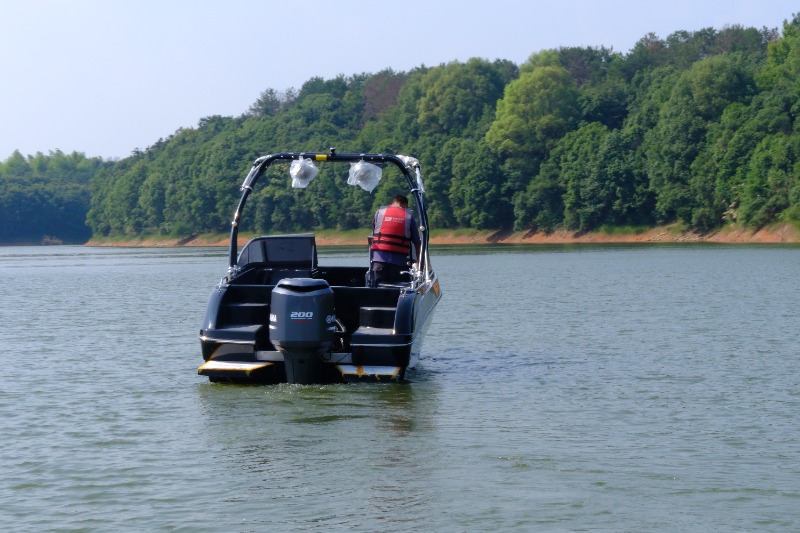 6 Obsidian Black 21 pieds Outboard Sport Bowrider avec tour de wakeboard – Bateau à moteur hors-bord haute performance pour la famille et les sports nautiques