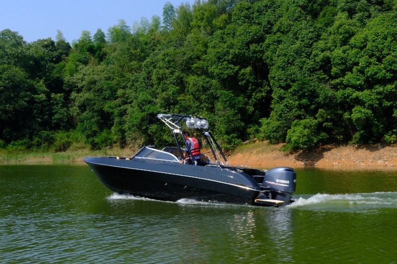 7 Obsidian Black 21 pieds Outboard Sport Bowrider avec tour de wakeboard – Bateau à moteur haute performance pour les sports nautiques et la famille