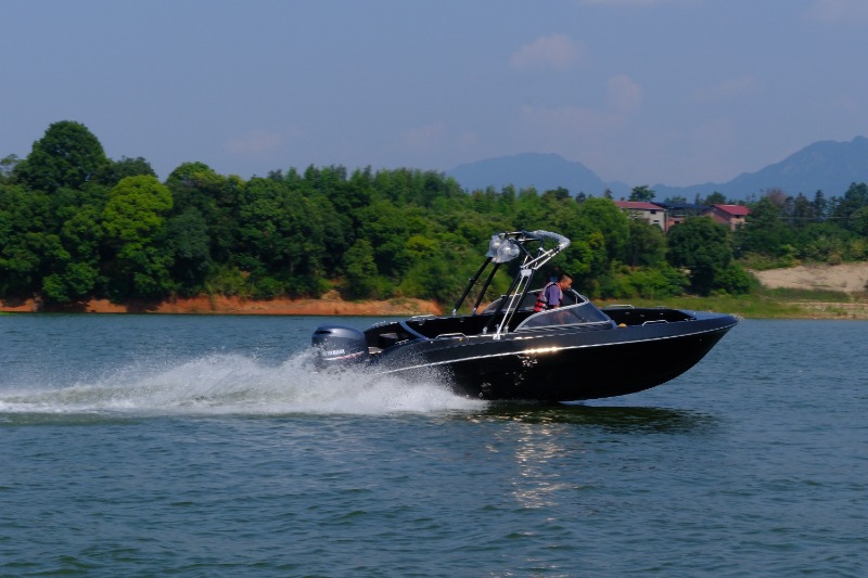 8 Obsidian Black 21 pieds Outboard Sport Bowrider avec tour de wakeboard – Bateau à moteur haute performance pour les sports nautiques et la famille