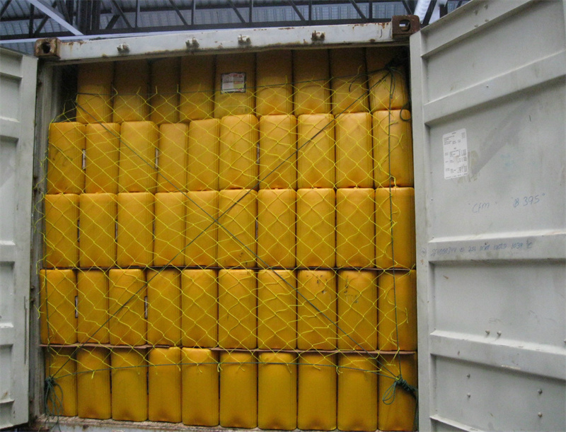 Schutznetz hängt Container an