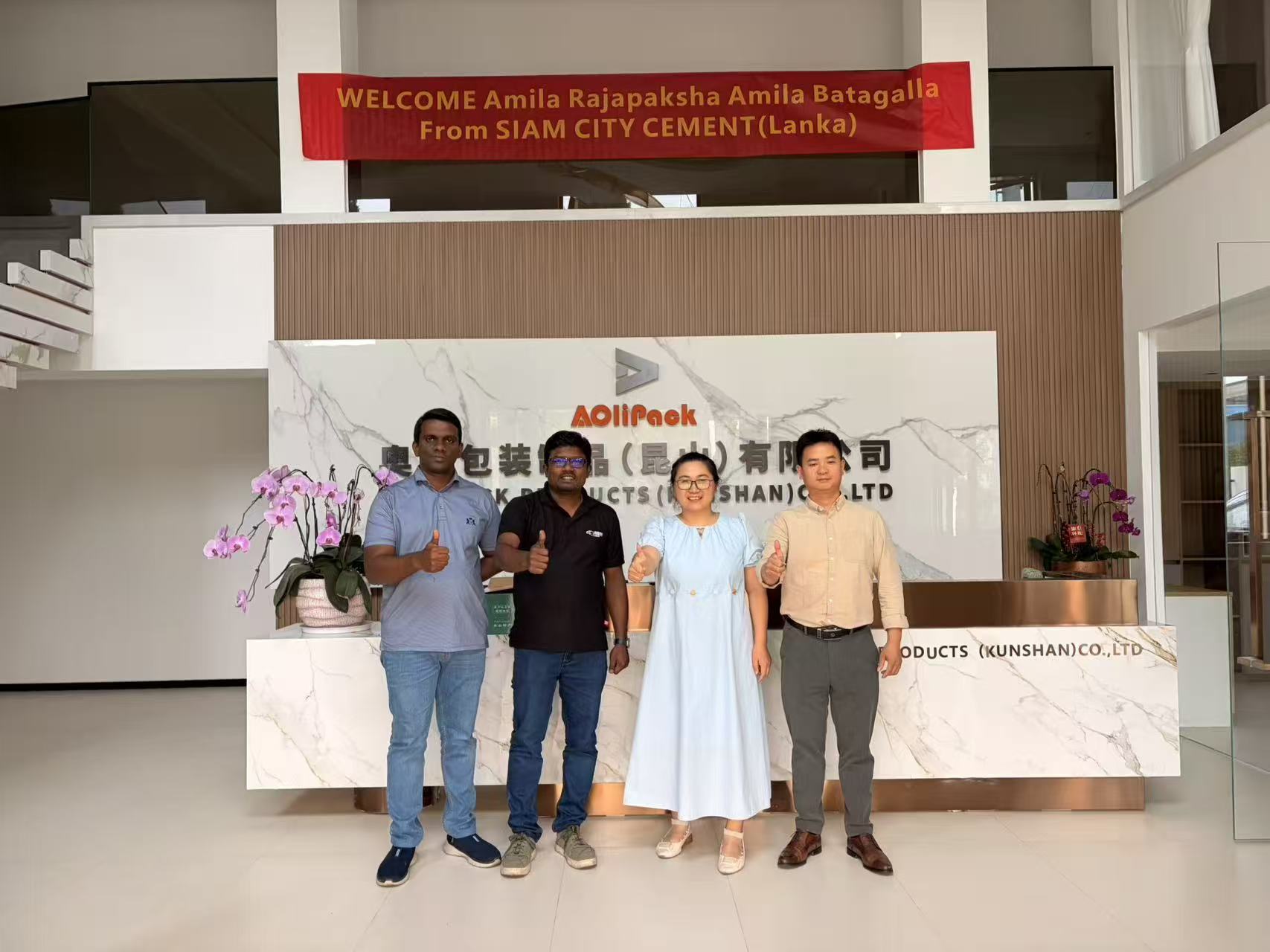 Traverser montagnes et mers, construire l'avenir ensemble : Nous invitons chaleureusement les clients internationaux de l'industrie cimentière du Sri Lanka à visiter notre usine pour inspection et échanges.