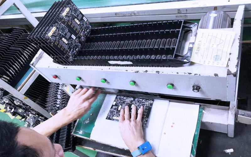 Panneau PCBA séparé avec découpe en V