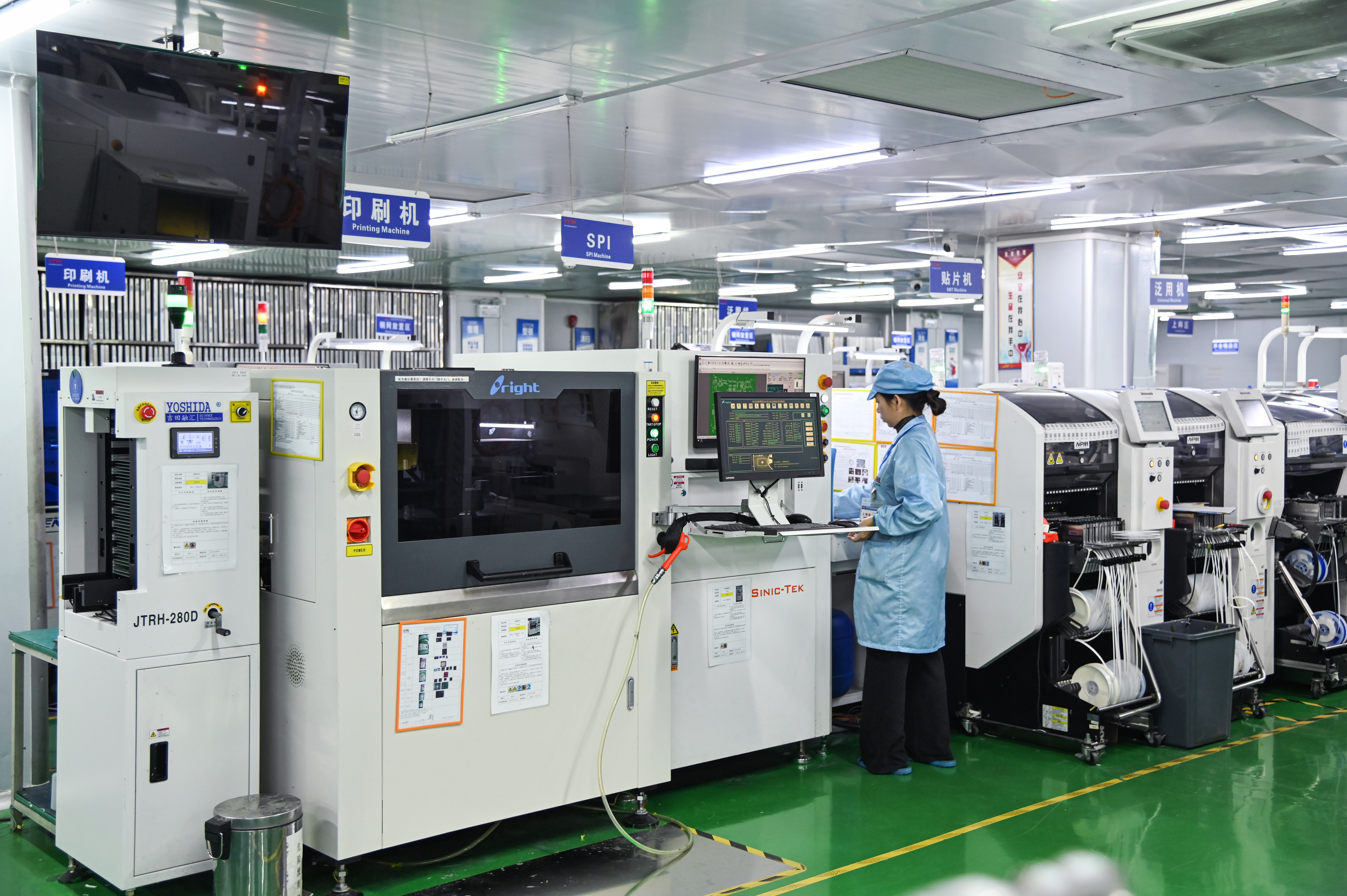 How does STHL control the quality and accuracy of SMT production?