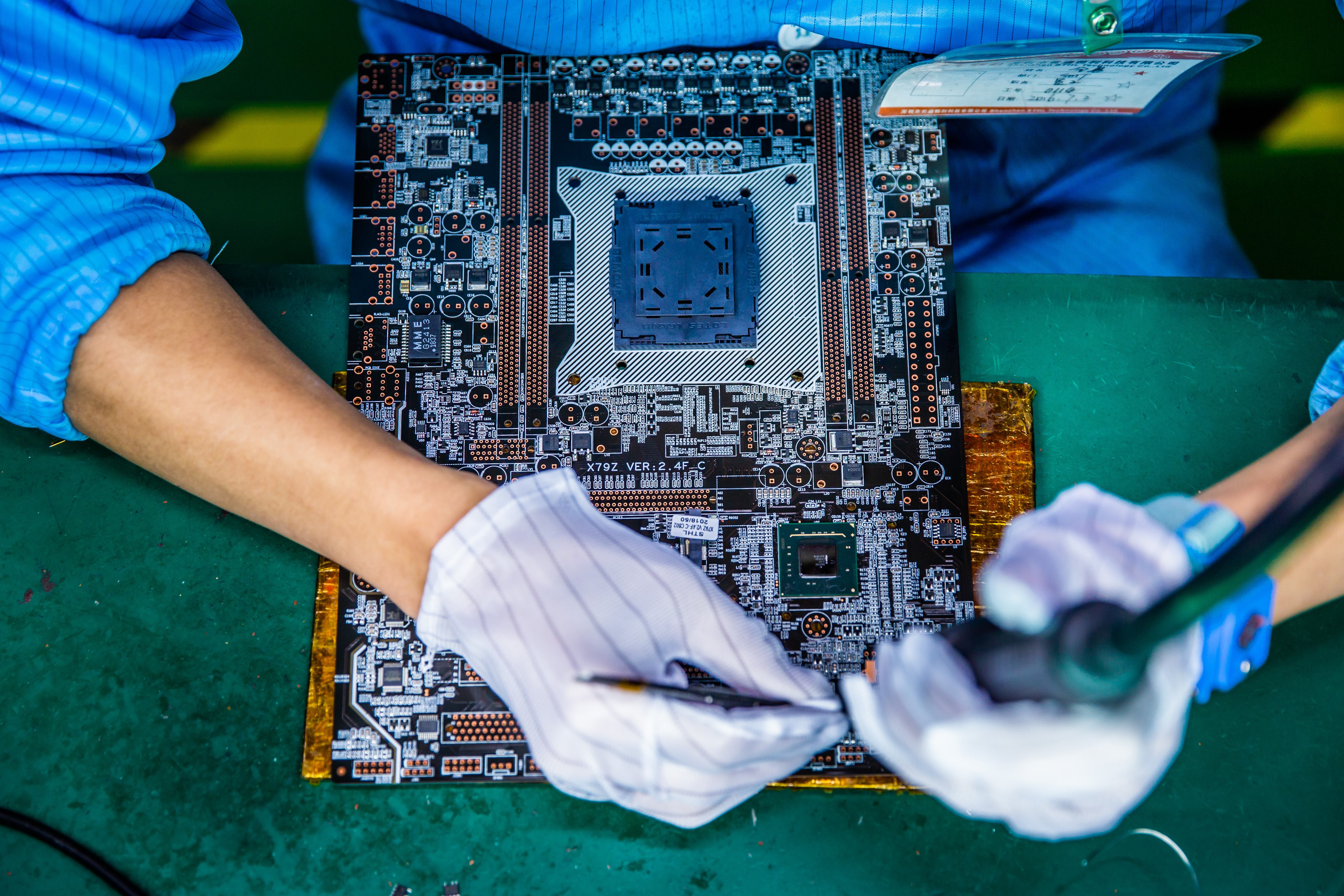 Du dossier à la production : ingénierie et essai pilote dans une usine d'assemblage de circuits imprimés