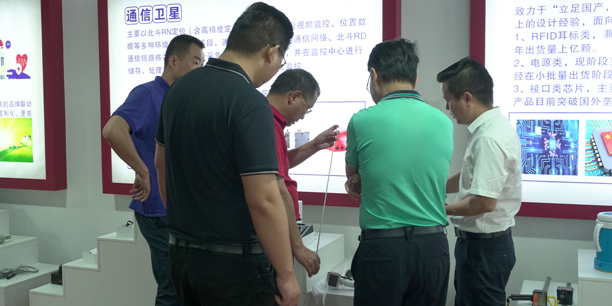 Dr. Wu Weidong Provides Technical Guidance on the Veterinary Ultrasound Machine Used for Ovum Pick-up (OPU).