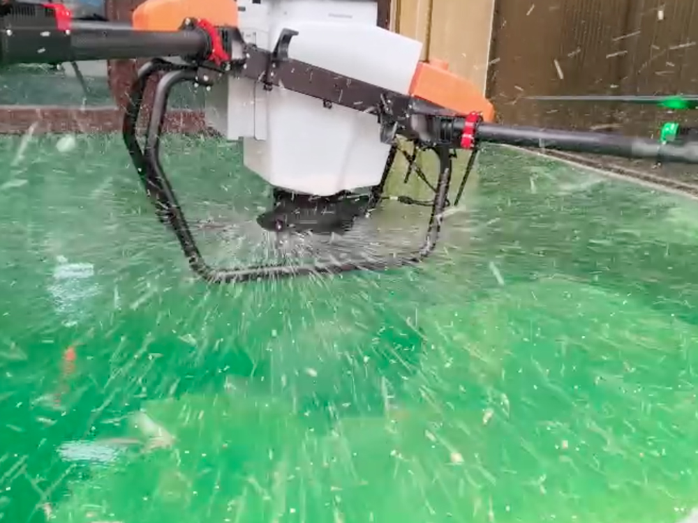 施肥無人機正在工作4