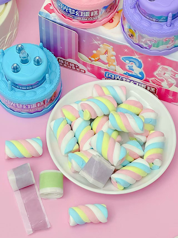 Süßigkeiten mit Spielzeug, kleine Kuchenflasche gefüllt mit Marshmallows und Fruchtrollen, Lieferant von Gummibonbons